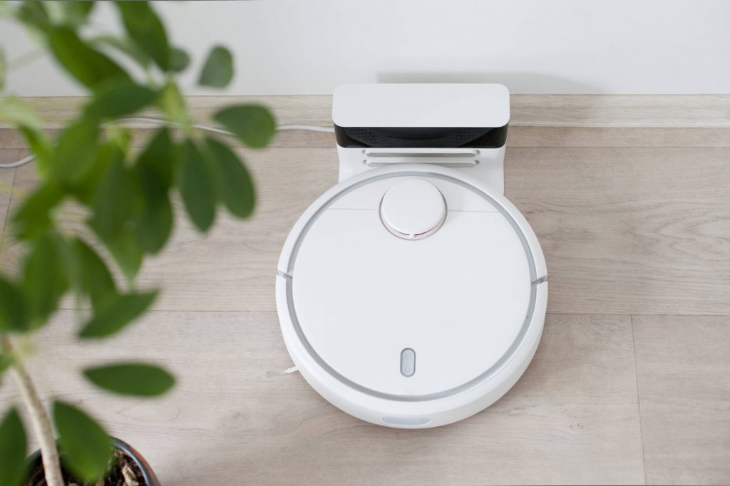 white-robot-vacuum-cleaner-tecnology-smart-home-LZUMYBF.jpg